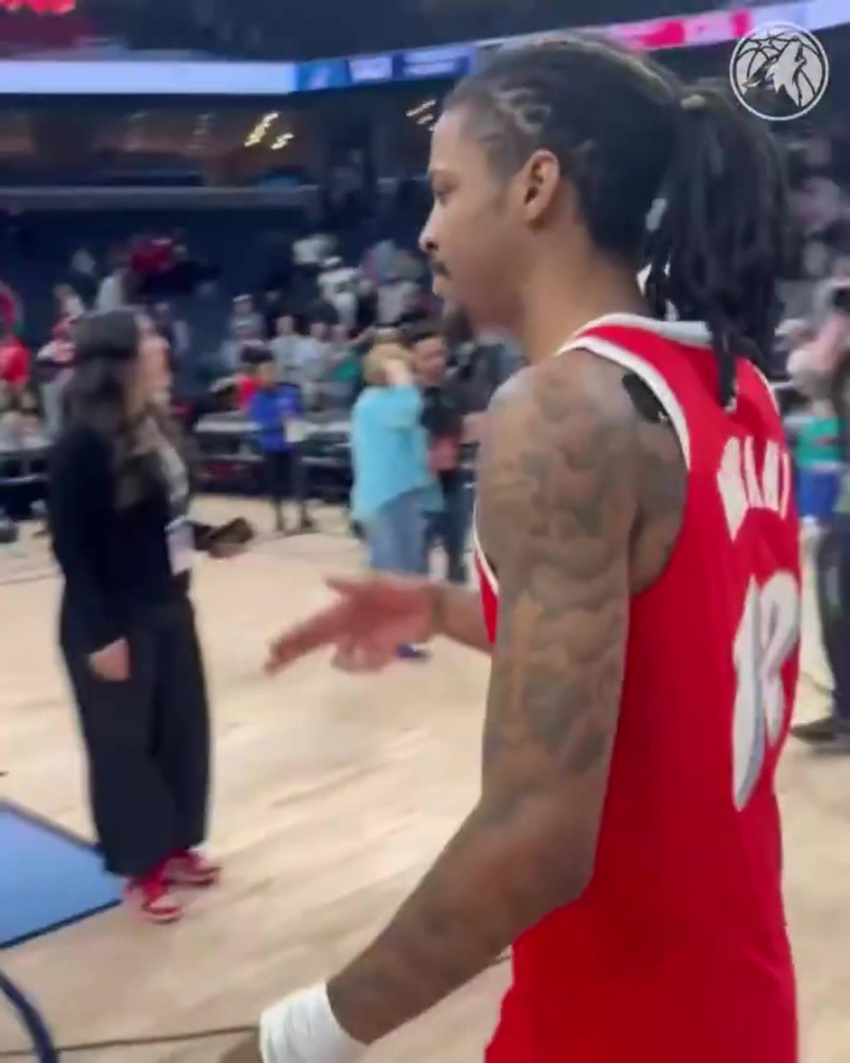 笑死！莫蘭特賽后與華子握手，竟然也是比出“手槍”的手勢