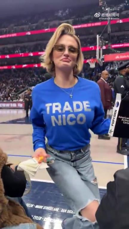 主場不準球迷打印“解雇Nico”標語，女球迷就出此下策