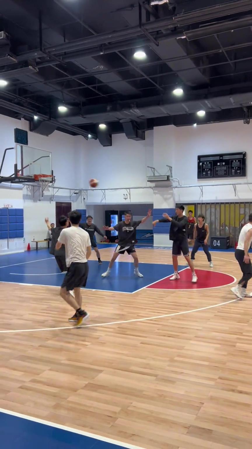 對(duì)手回家后：老婆，我今天在野球場(chǎng)匹配到巔峰馬刺隊(duì)了！