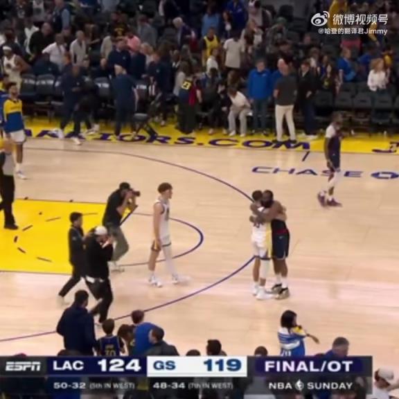 09雙雄傾盡全力！哈登和庫里賽后第一時(shí)間擁抱在一起