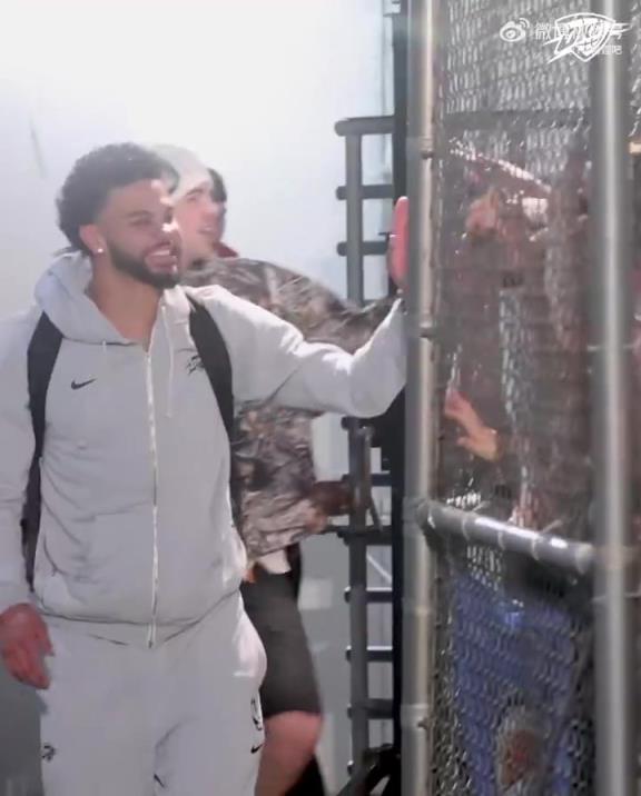 68勝歷史第五傲人戰(zhàn)績(jī)！雷霆全員回到OKC，當(dāng)?shù)厍蛎詿崆榻訖C(jī)