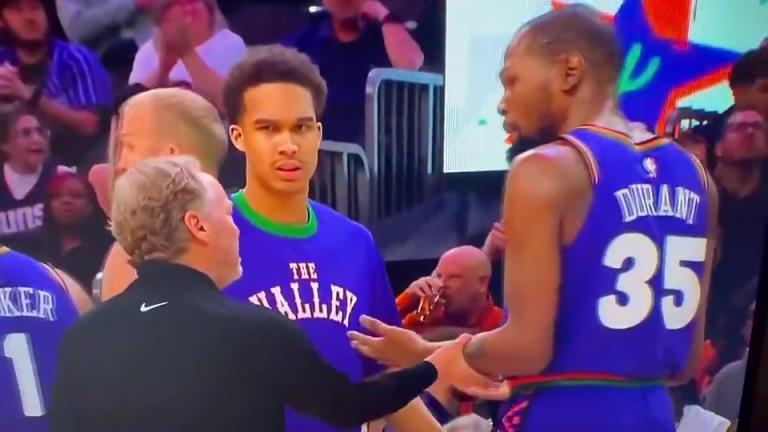 下課導(dǎo)火索？主帥布登此前抓住KD手臂要說什么，被一把甩開！