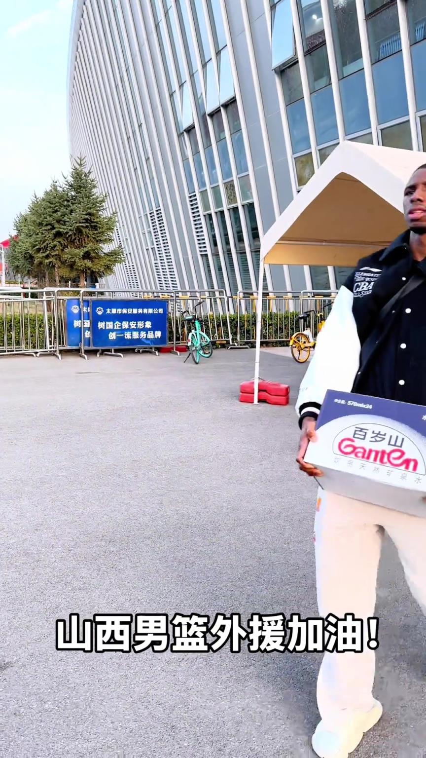 不是！你們山西外援合同還包括搬水的？