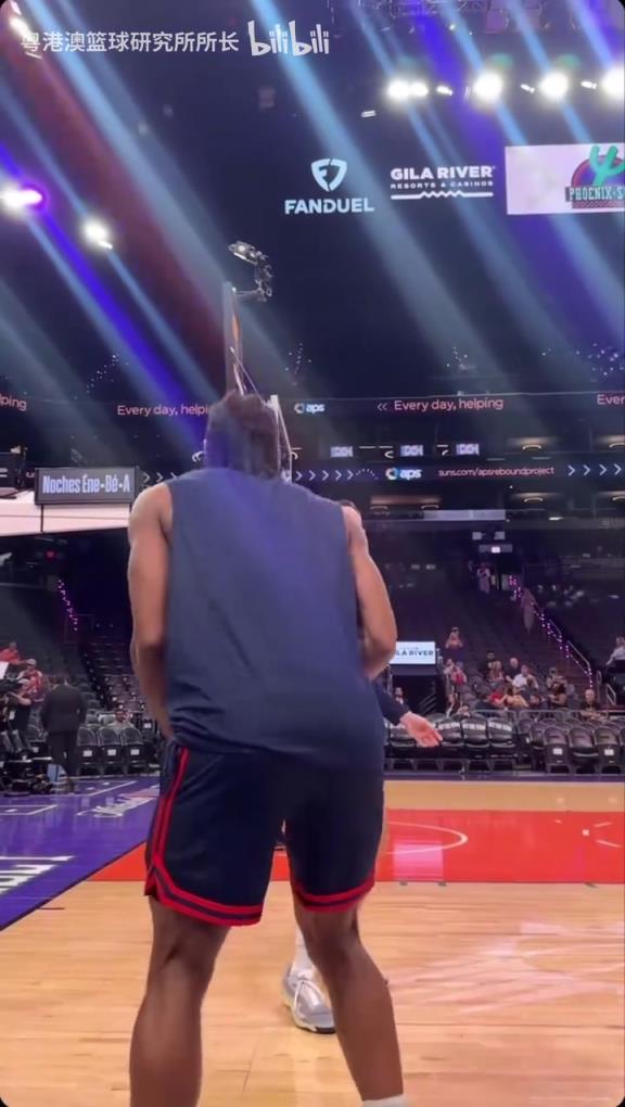 機(jī)器人級(jí)別的靜態(tài)身體！近距離看小卡的賽前熱身！