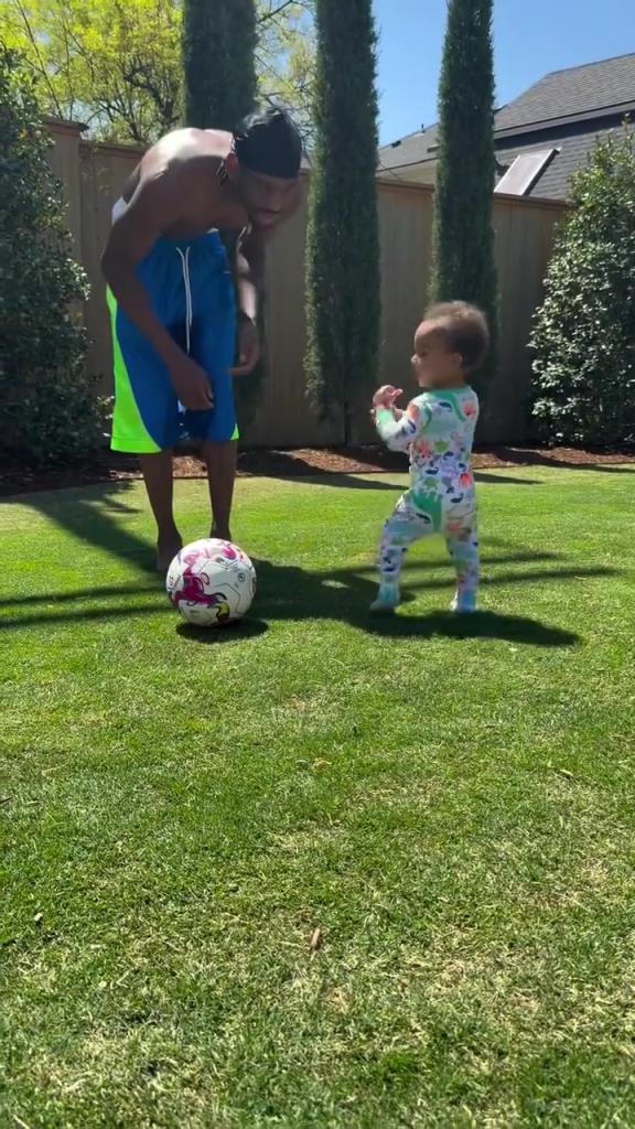 足球要從娃娃抓起！SGA帶娃踢足球，小孩摔倒時(shí)鼓掌“嘲笑”！